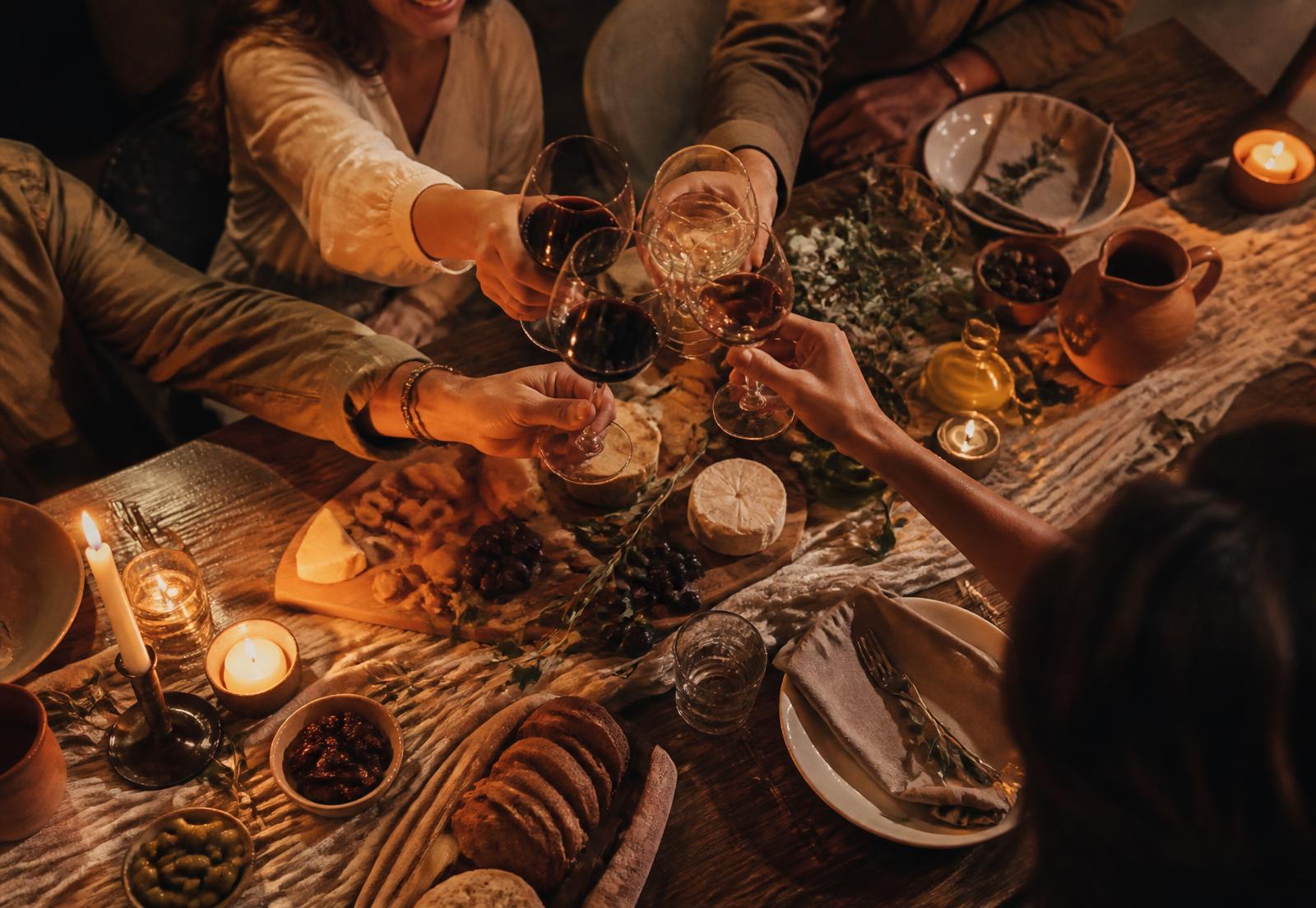 Entrepreneurs qui trinquent autour d'une table rustique éclairée à la bougie